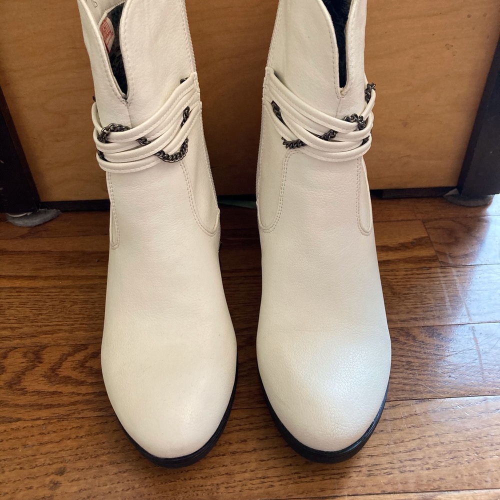COPY - Super cute, Vangelo white ankle boots with silver chain and lattice deta…